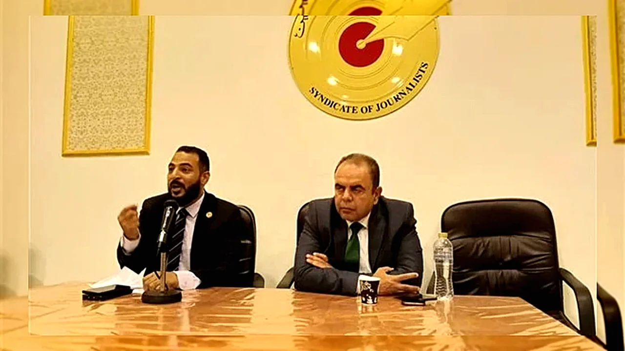 99 من المرضى طبيب يتحدث في ندوة صحفية مؤكدًا أن المرضى لا