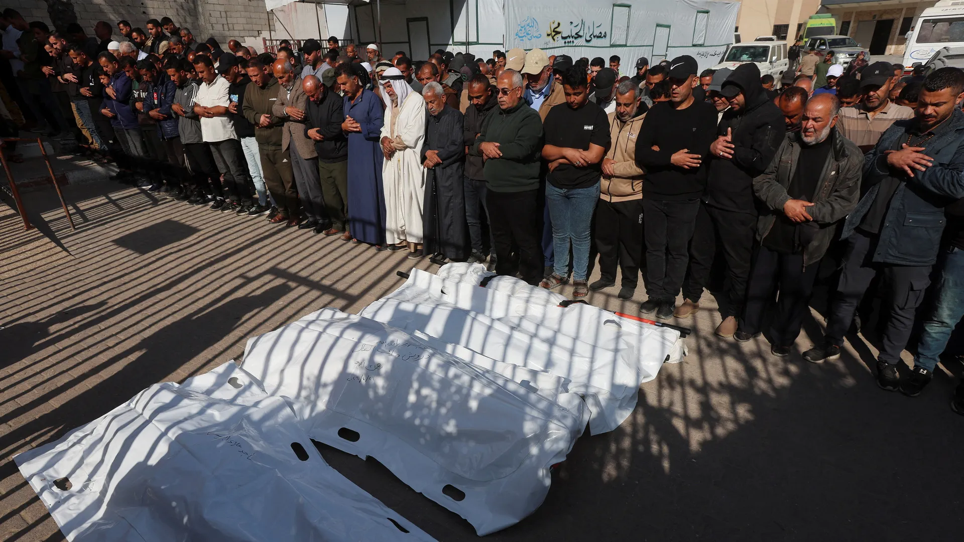 إسرائيل تشن سلسلة هجمات في قطاع غزة وتسفر عن مقتل 12 فلسطينياً