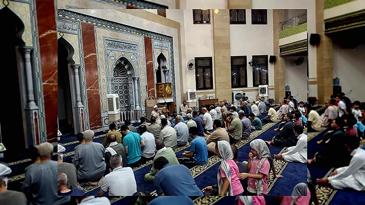 آلاف ندوة علمية إمام يلقي ندوة علمية في أحد المساجد الكبرى