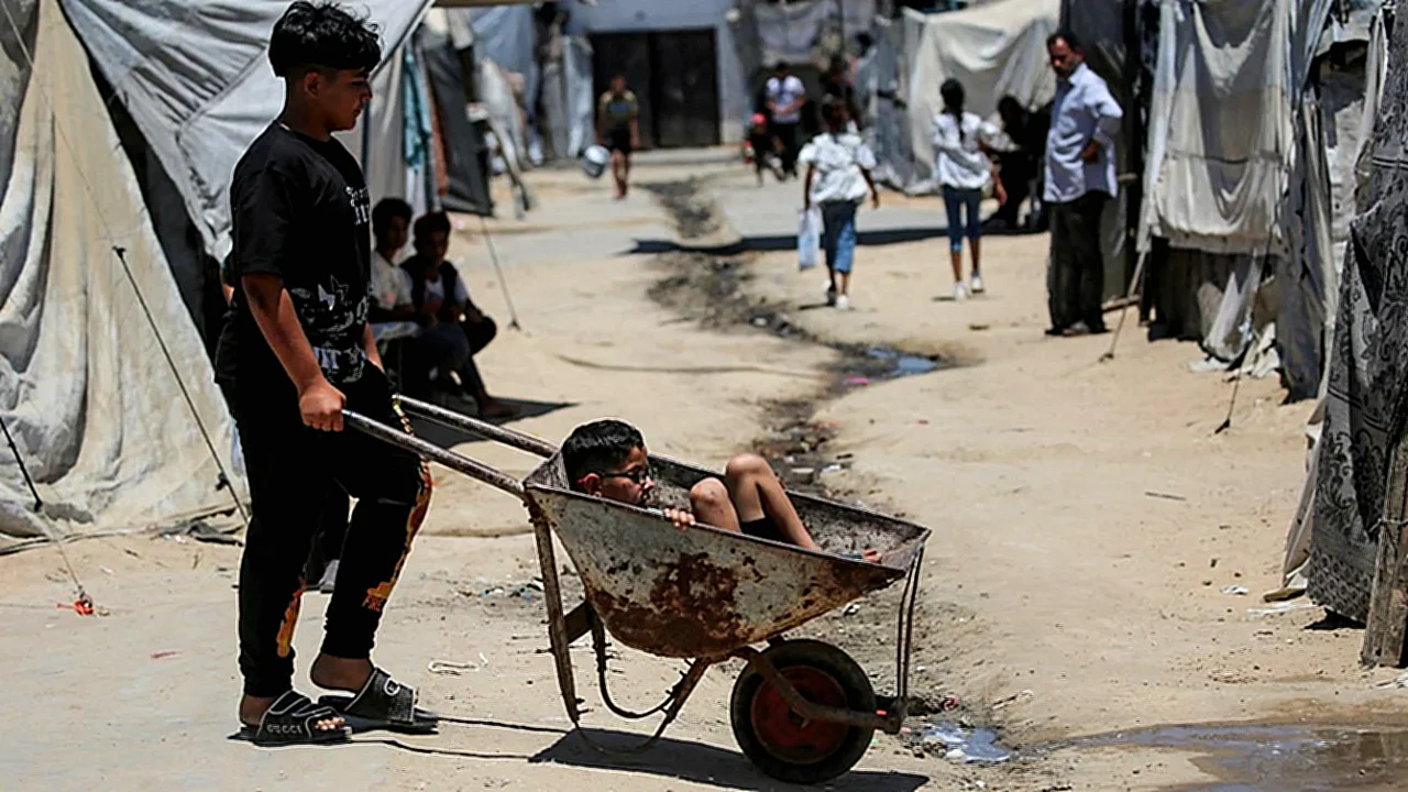 أستراليا وكندا والمملكة طفل فلسطيني يدفع آخر في عربة يدوية