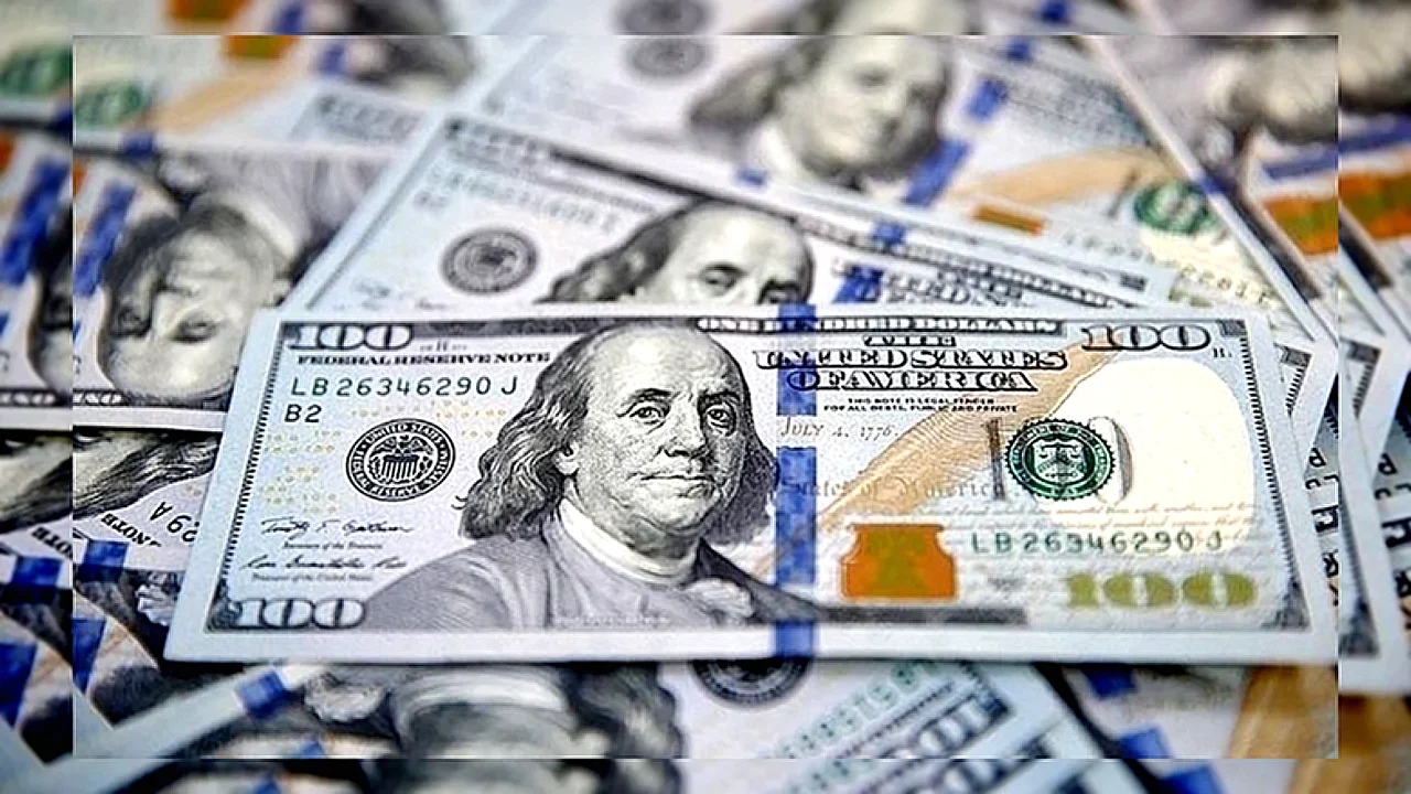 أسعار الدولار في شاشة عرض بنك محلي بمصر خلال يوم 4 يونيو