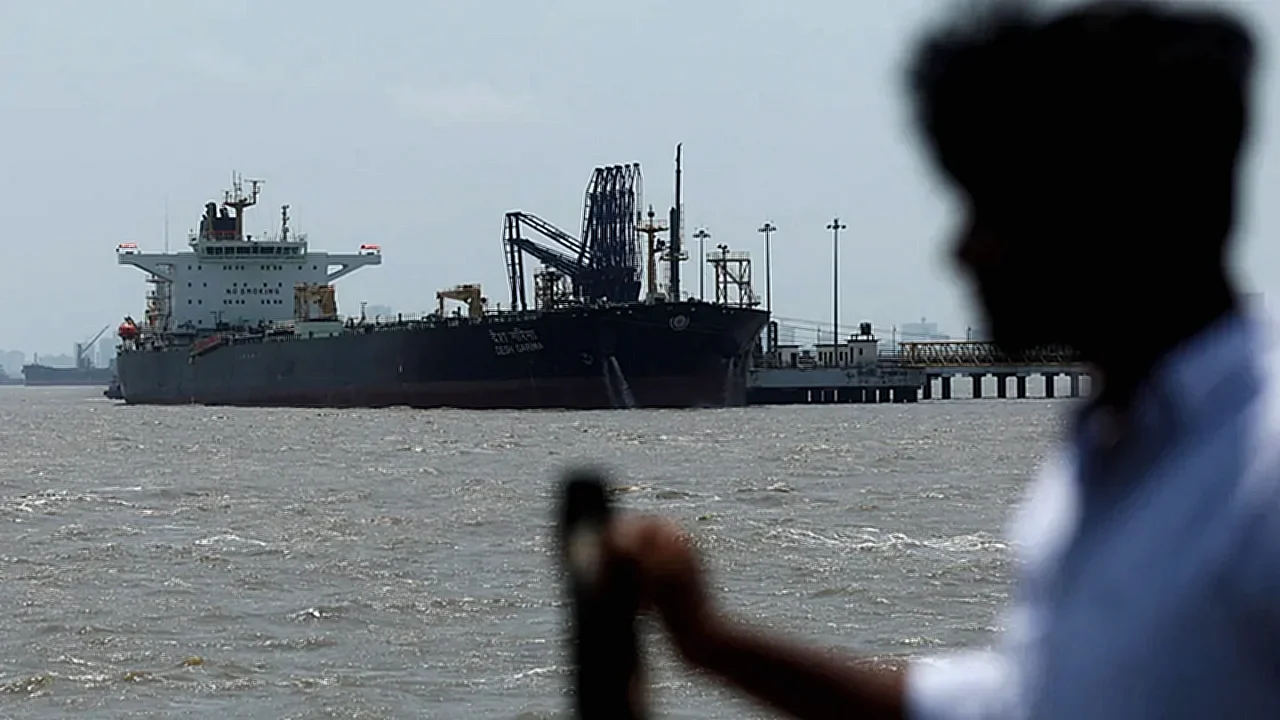 أسعار النفط تصل ناقلة نفط هندية تفرغ حمولتها في مومباي وسط