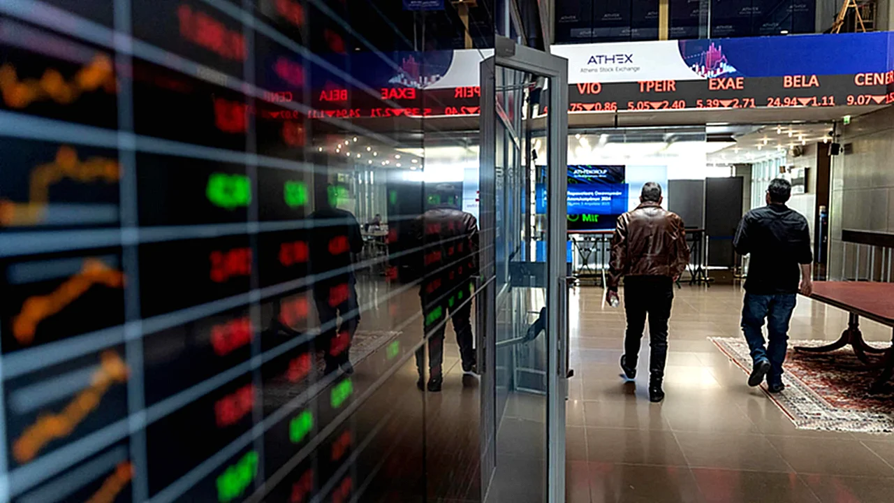 أسهم أوروبا ترتفع شاشة تداول في بورصة أثينا تُظهر ارتفاع