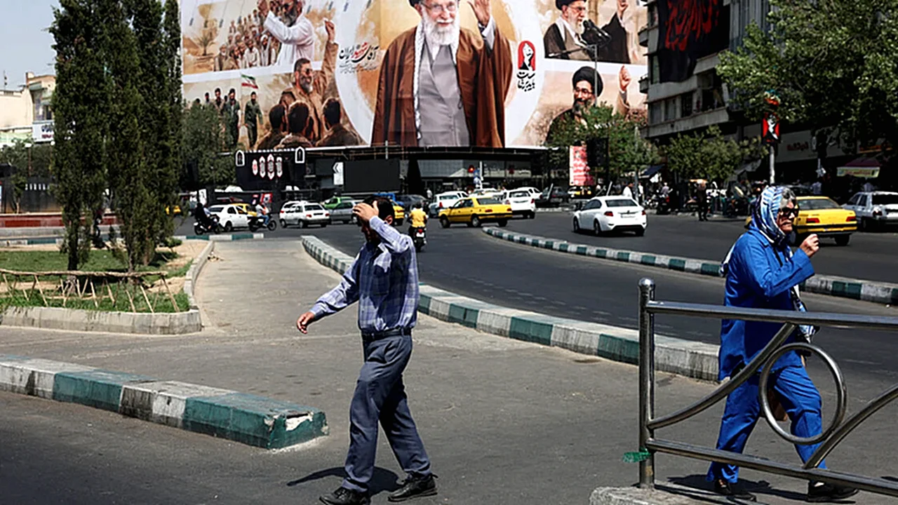 أمريكيون يتوقعون استمرار مظاهرة في طهران تظهر لوحات