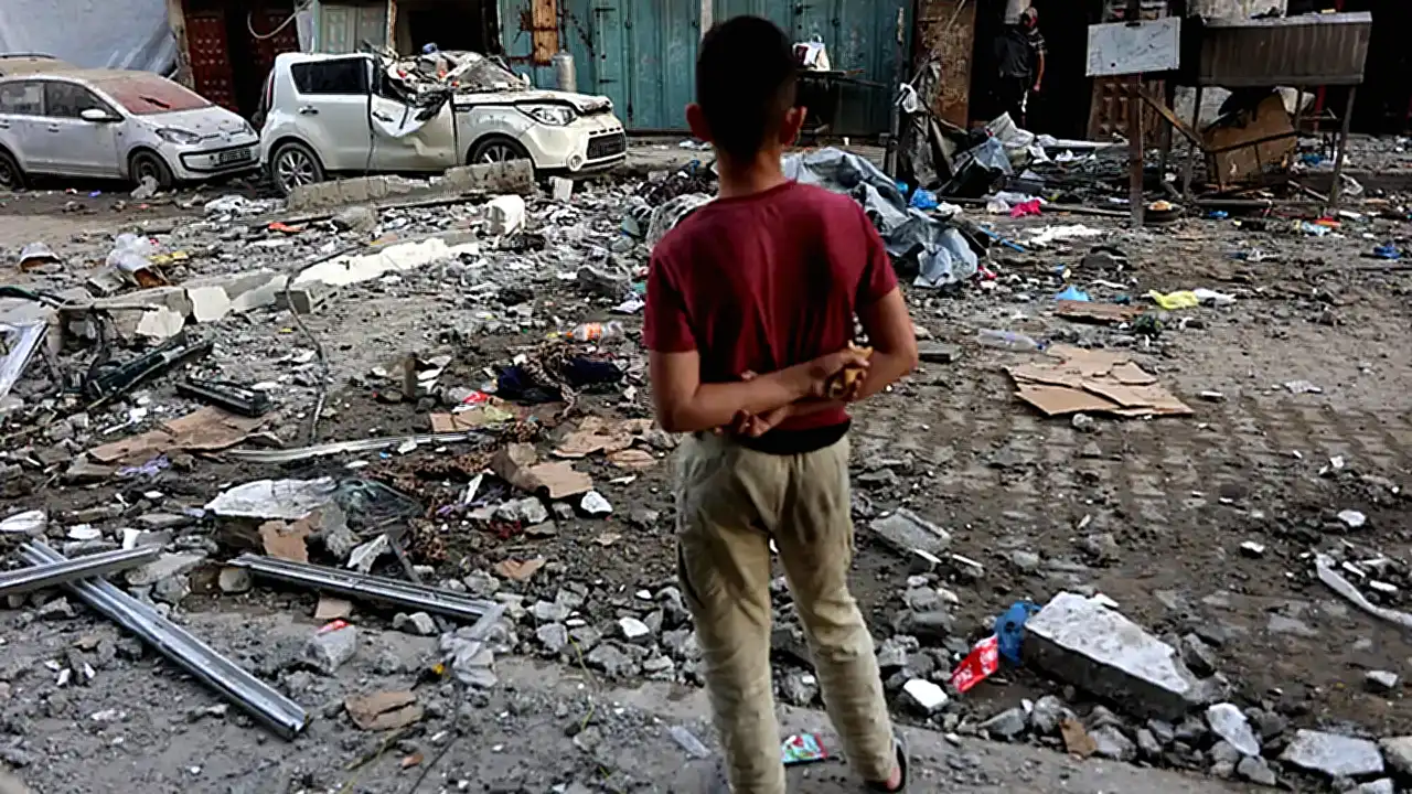 إسرائيل تقصف غزة مشاهد دمار في غزة بعد قصف إسرائيلي، مع