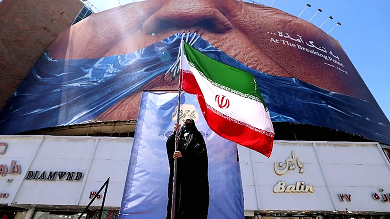 إيران تراهن تجاوز إيران تراهن - لوحة دعائية في طهران تظهر