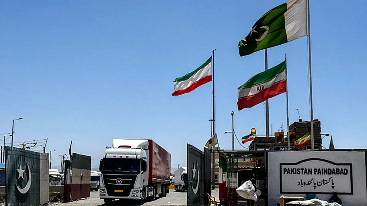 إيران تلجأ ممر ممر برا عبر - شاحنات إيرانية تعبر الحدود مع