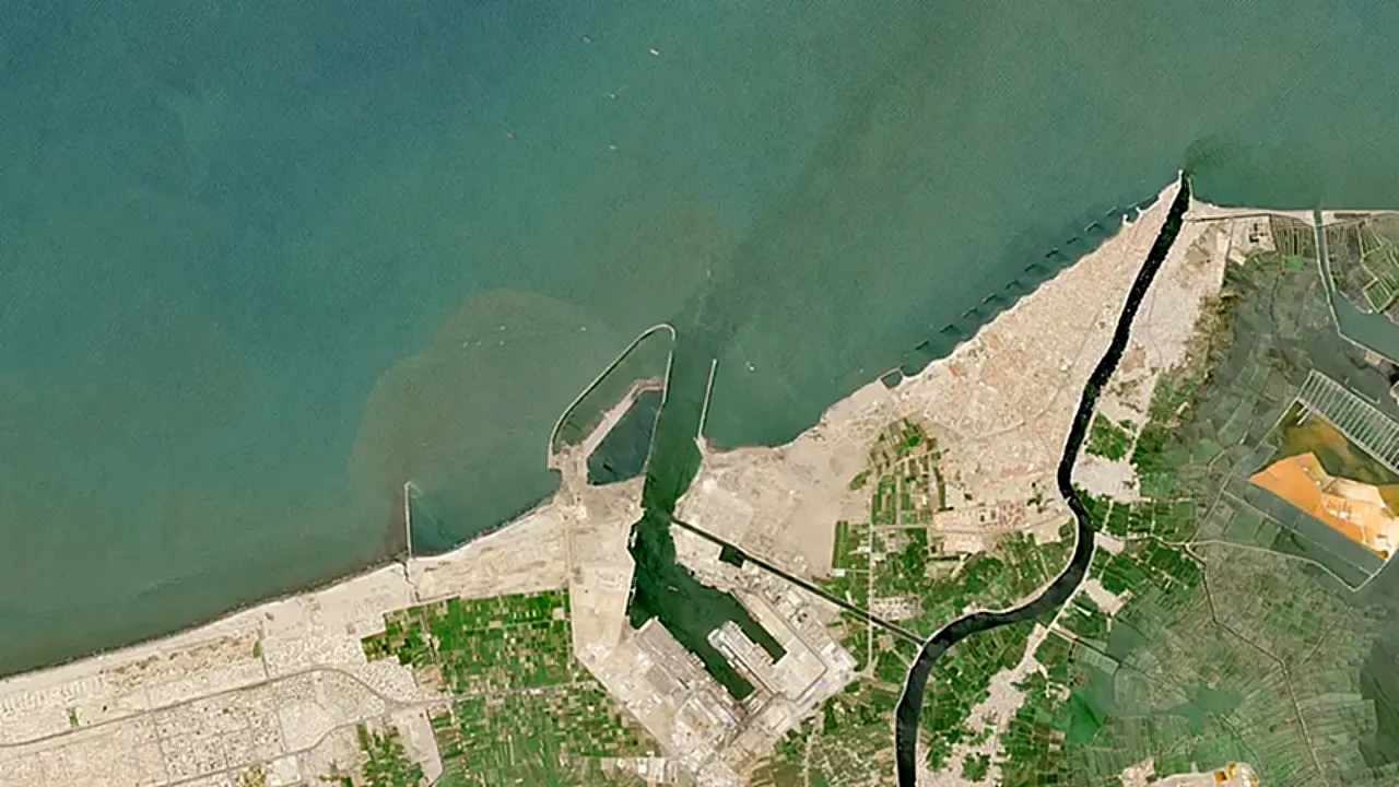 إيران تنأى بنفسها صورة جوية لميناء دمياط المصري الذي شهد