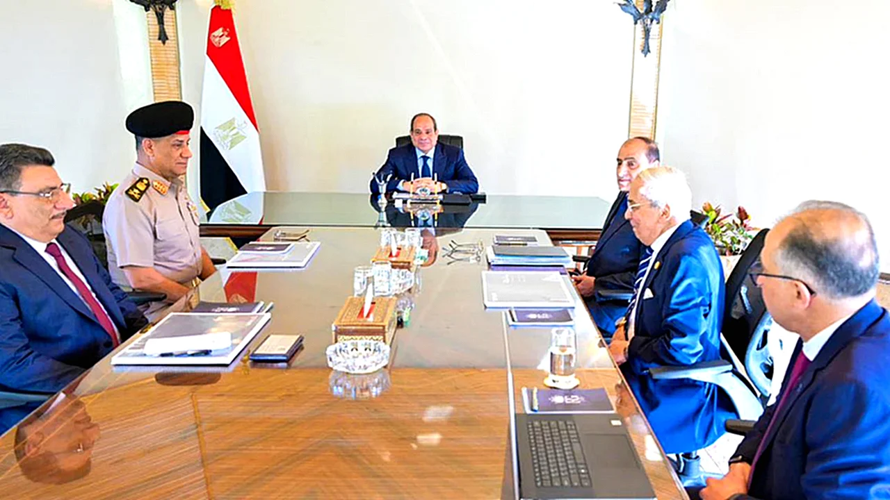 االسيسي يتابع مخطط تطوير اا - الرئيس السيسي خلال اجتماع