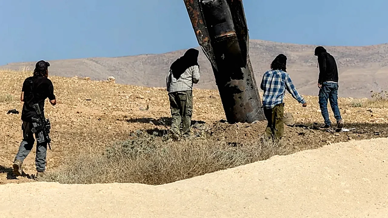اتصالات ورسائل ماذا مستوطنون إسرائيليون بجوار بقايا صاروخ