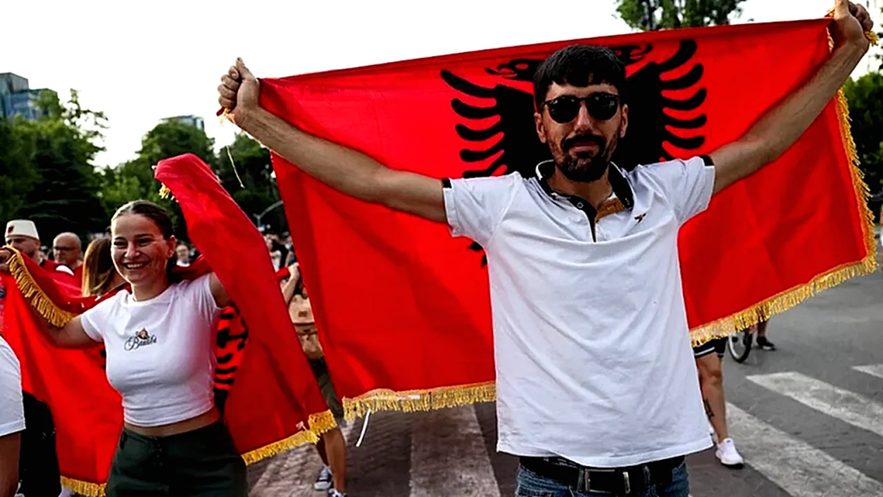 احتجاجات في ألبانيا متظاهرون يحملون أعلام ألبانيا أمام