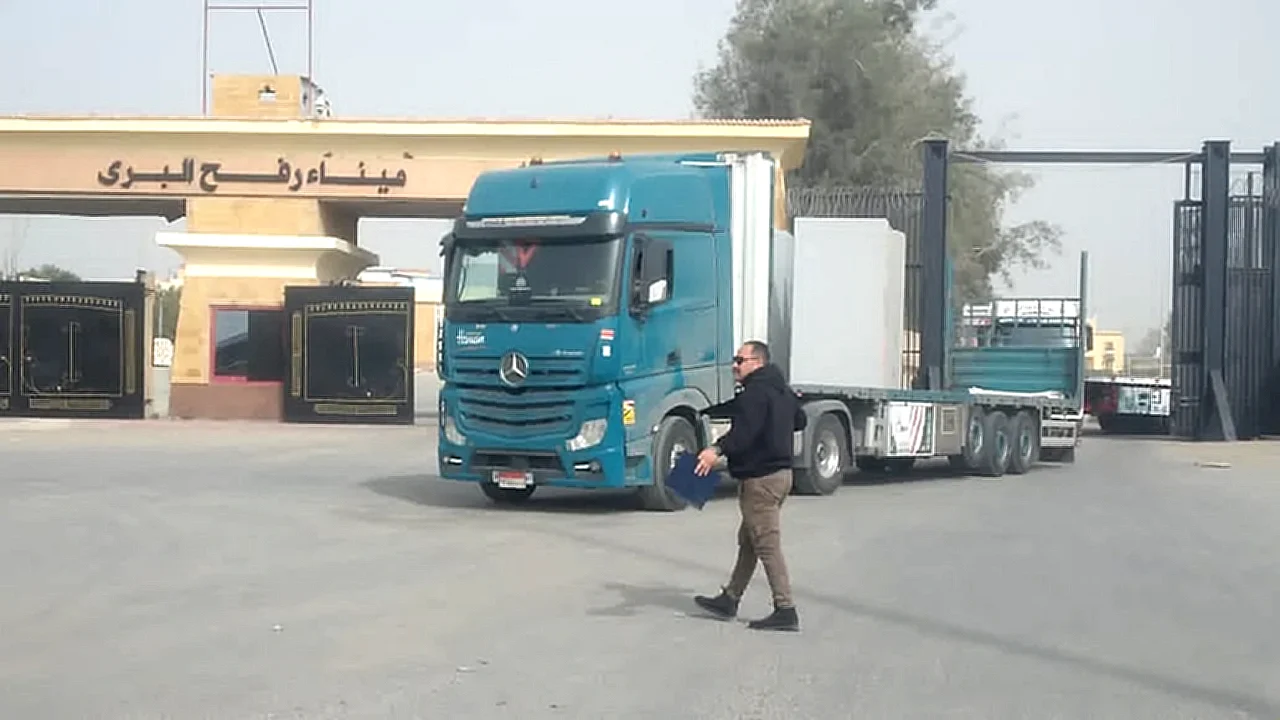 استئناف دخول شاحنات شاحنات المساعدات تتحرك من معبر رفح نحو