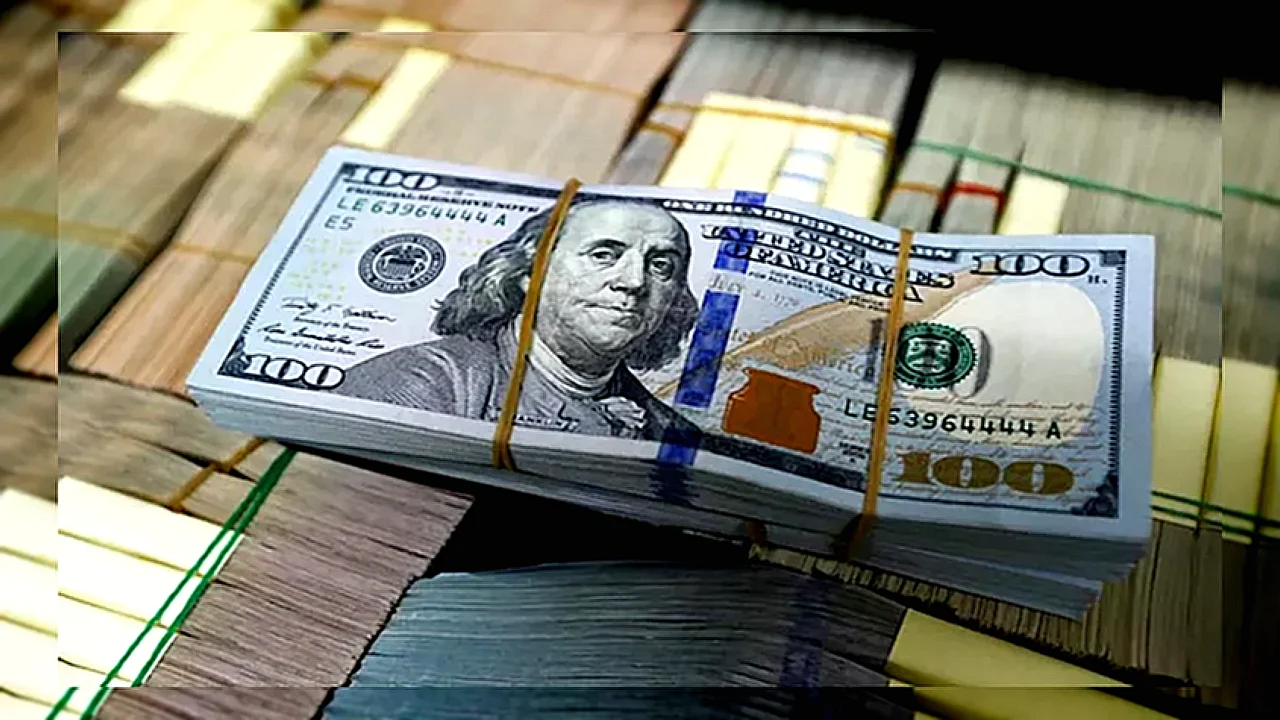 استقر الدولار بالقرب استقر الدولار - عملات ورقية على خلفية