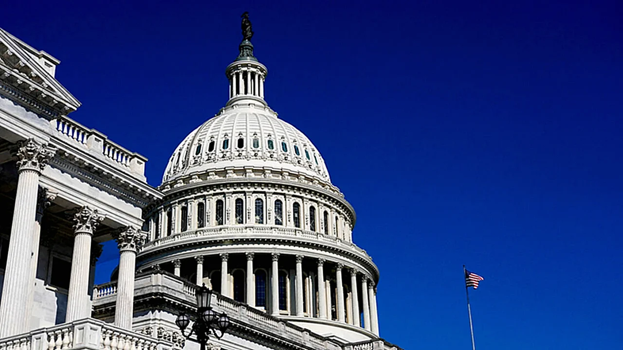 الSENATE الأمريكي يحجب مبنى الكابيتول الأمريكي خلال تصويت