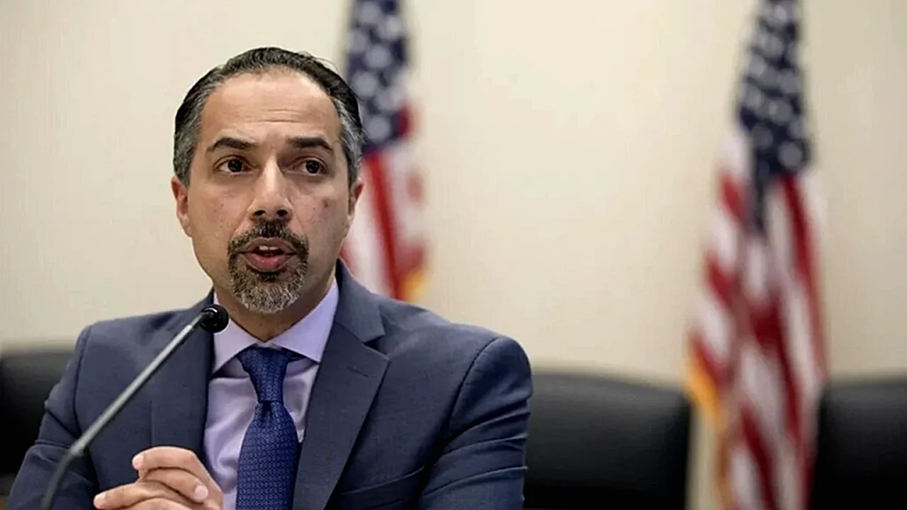 الإدارة الأمريكية تحقق صورة لتريتا بارسي خلال مؤتمر في
