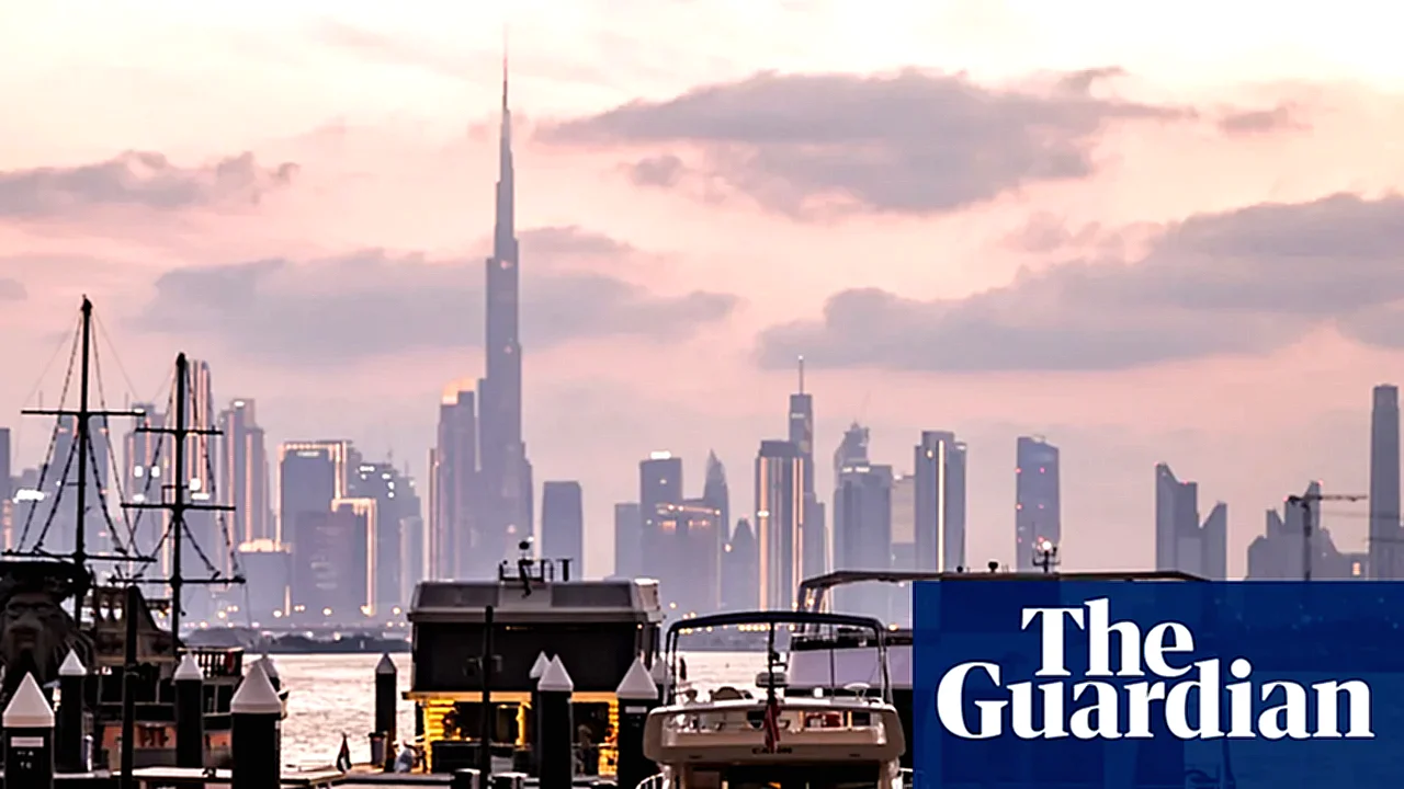 الإمارات بالانسحاب من ممر مائي في دبي مع دخان يتصاعد من