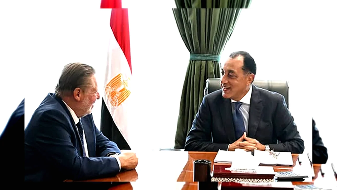 رئيس الوزراء يتابع مع محافظ البنك المركزي عدد من الملفات الاقتصادية