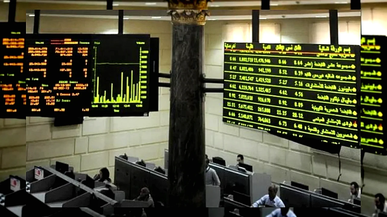 البورصة ترتفع في شاشة تداول الأسهم حيث البورصة ترتفع فى