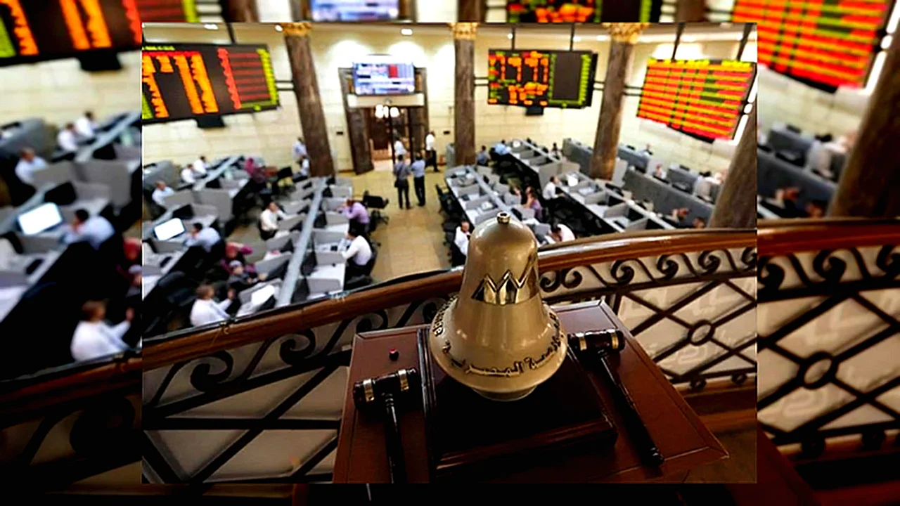 البورصة تستعيد مكاسبها شاشة تداول في البورصة المصرية تظهر