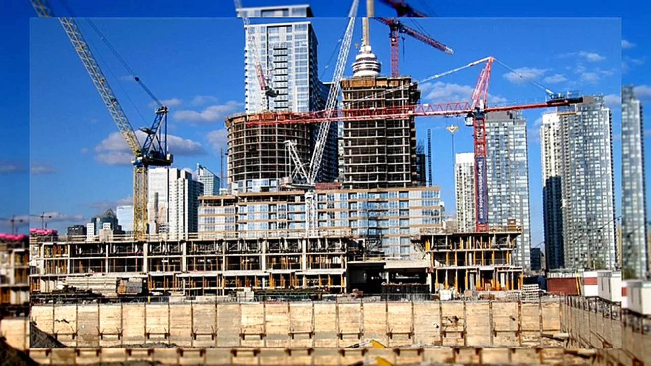 التعويم وارتفاع التكاليف موقع بناء مشروع عقاري في مصر مع