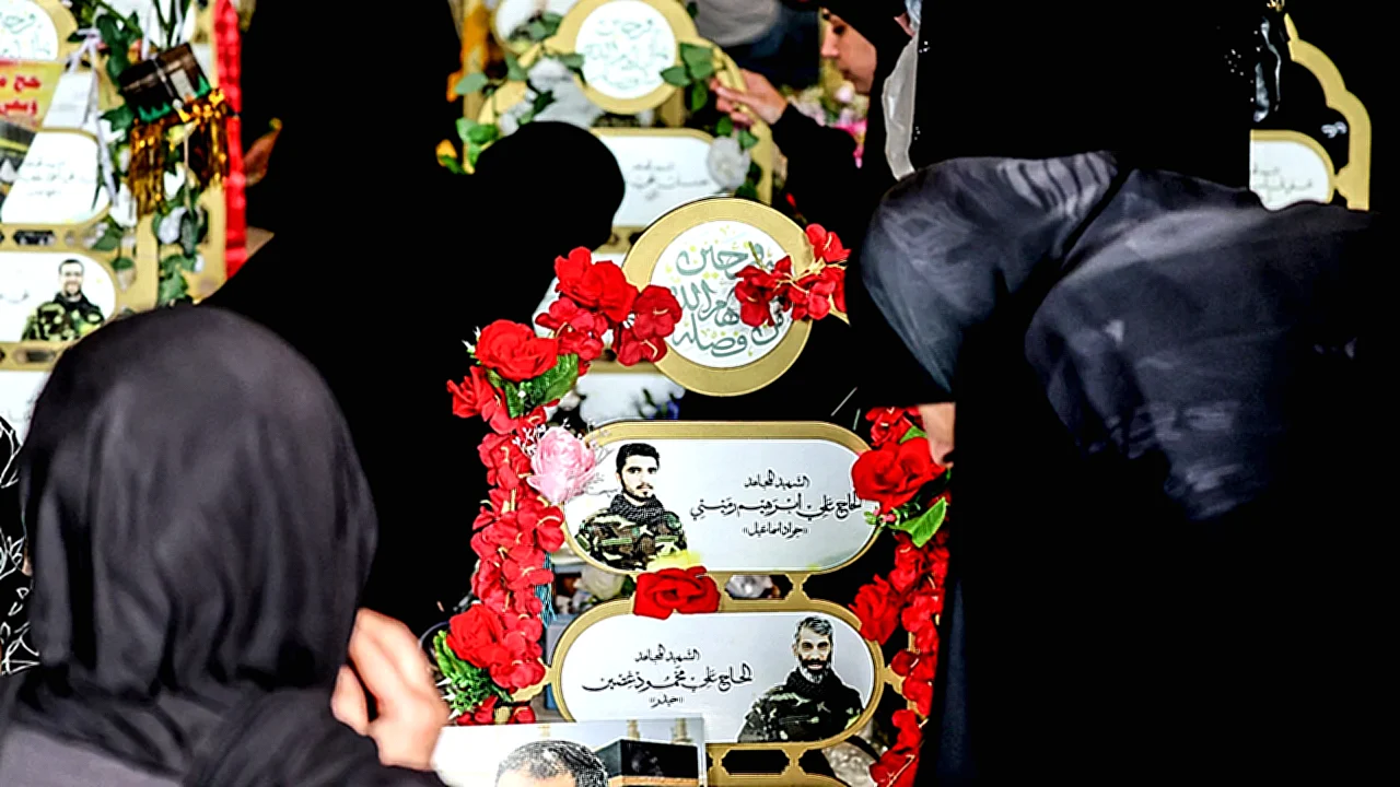 الجيش الإسرائيلي يصدر عمال الدفاع المدني ينتشلون جثة من