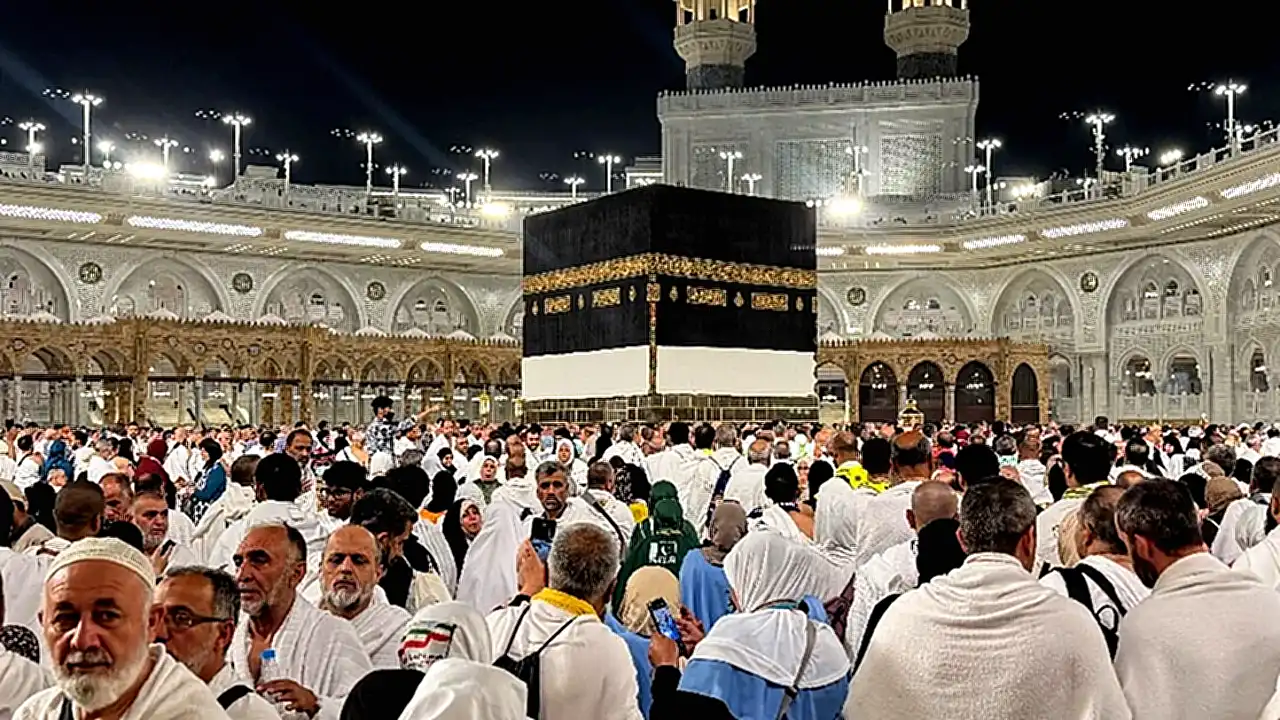 الحرب في الشرق حشود حجاج في مكة المكرمة وسط ظلال الأوسط
