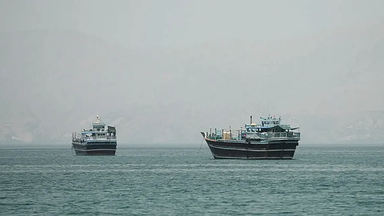 الحرس الثوري عبور عبور هرمز - سفينة تمر بمضيق هرمز مع