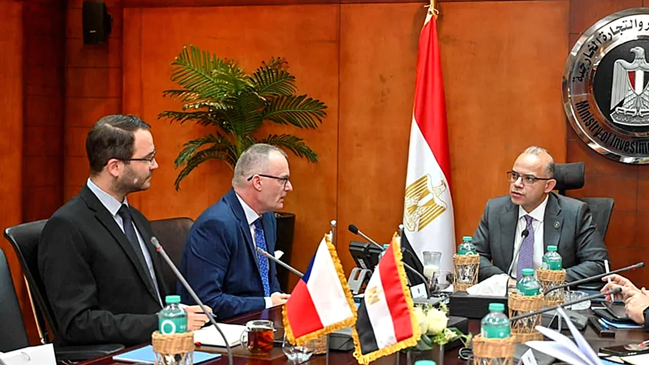 الحكومة تسعى لجذب وزير الاستثمار المصري يلتقي سفير التشيك