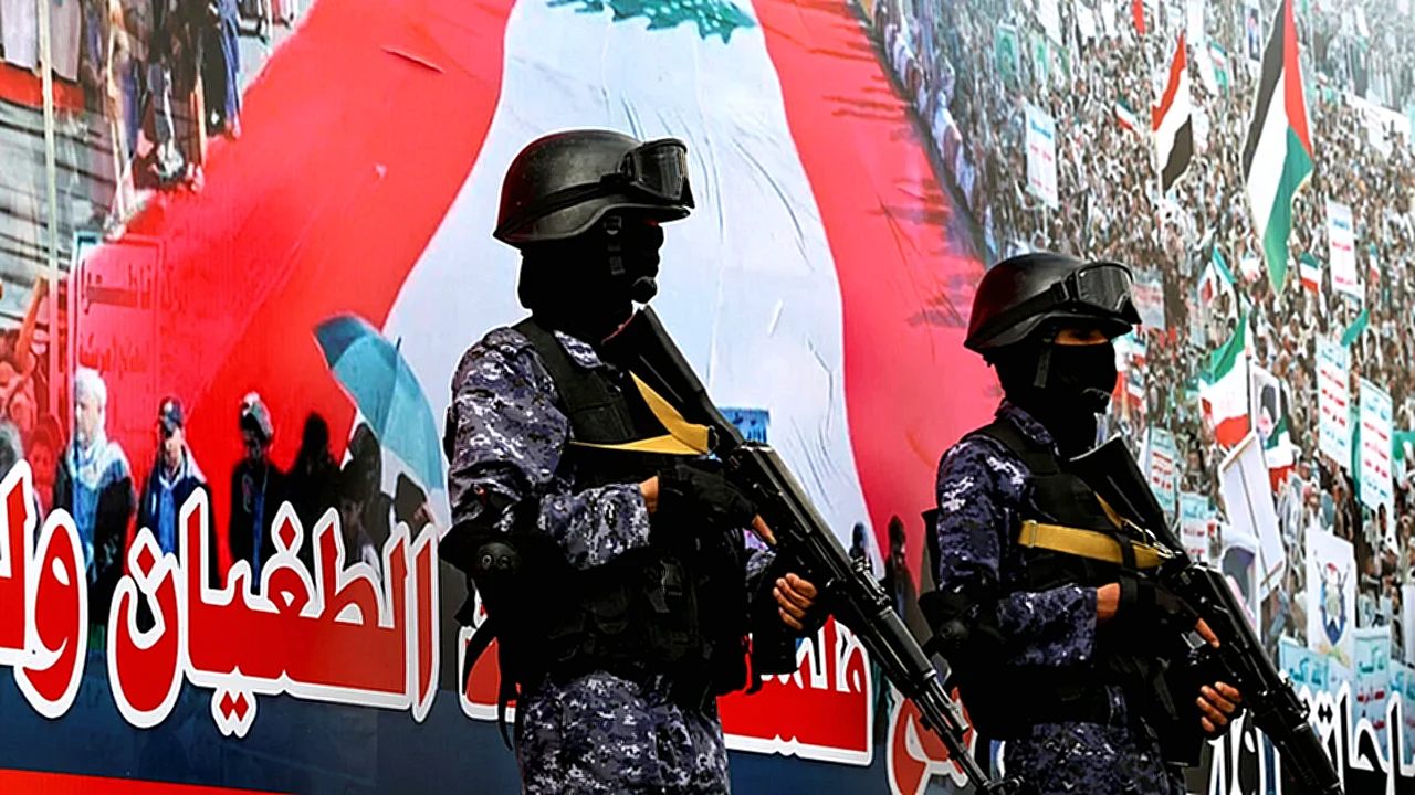 الحوثيون يهددون بوقف عناصر من الحرس الثوري الحوثي يقفون