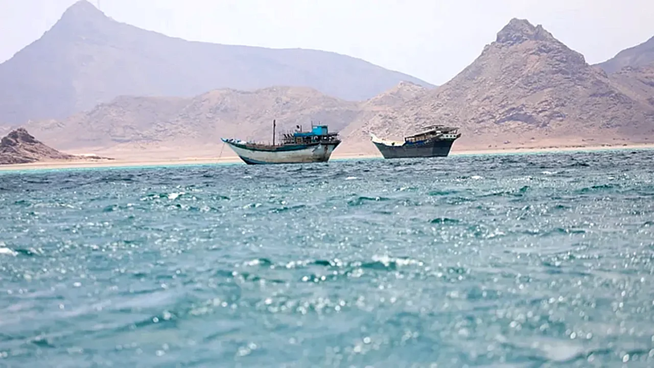 الحوثيين على سفينة قوارب في منطقة باب المندب بالبحر الأحمر
