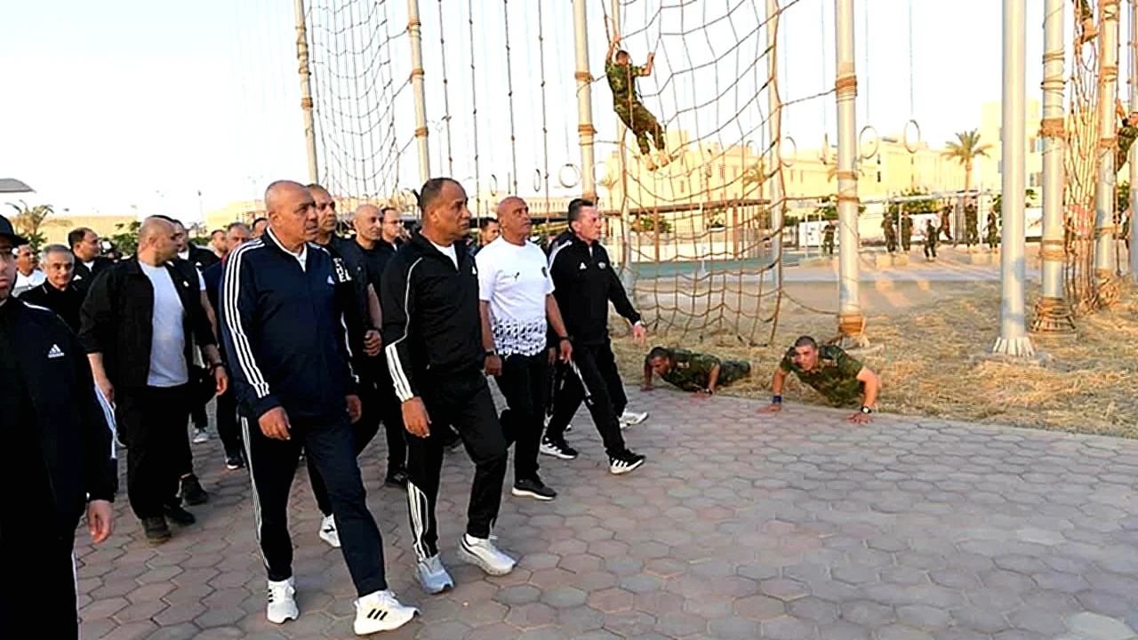 الدفاع وعدد من وزير الدفاع يتفقد منظومة الإعداد والتأهيل
