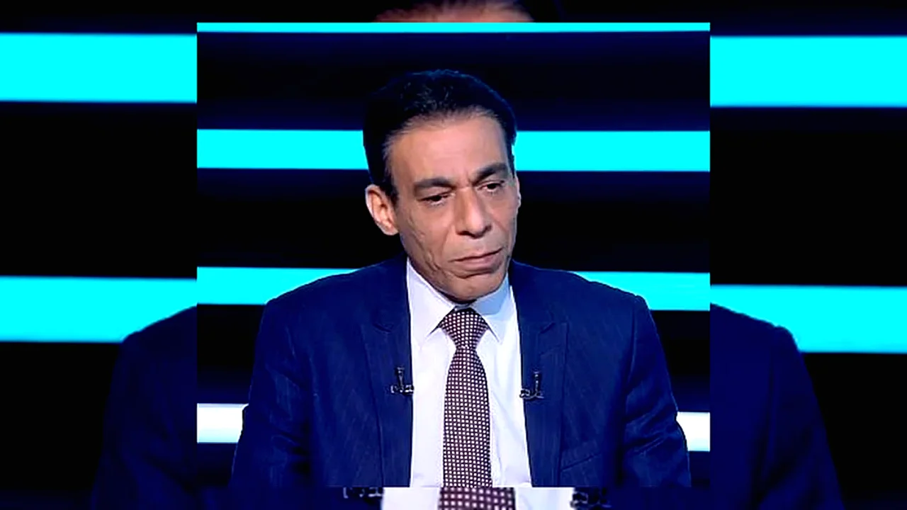 الدولة تتحرك على ناقلة نفط في البحر مع علم مصري، في سياق