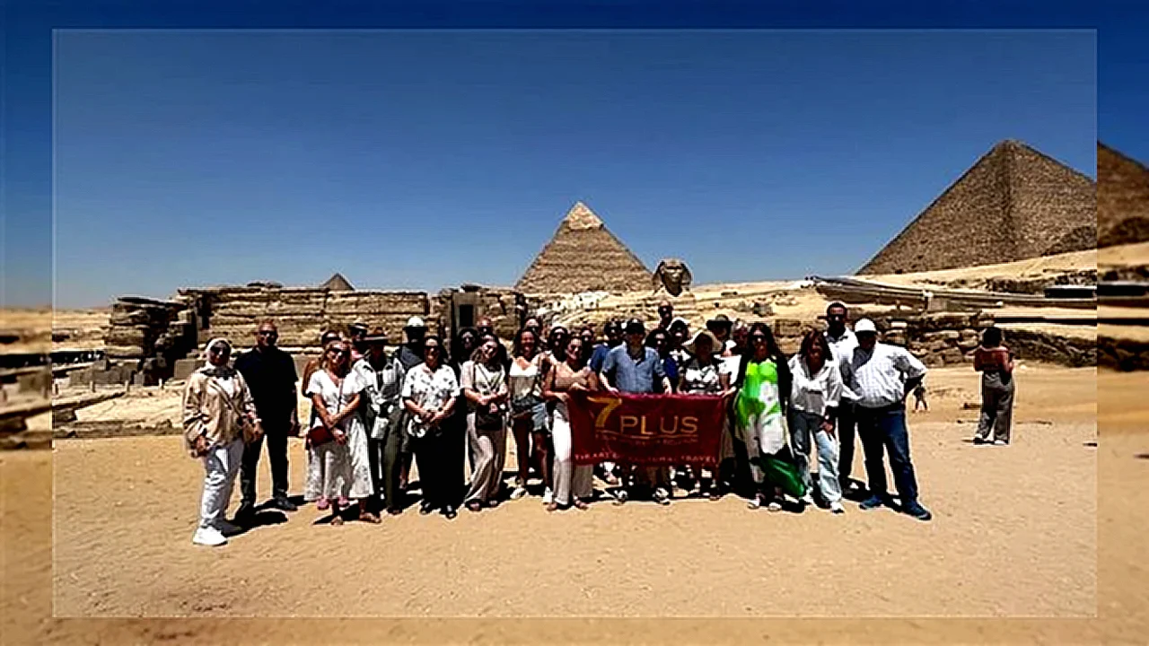 السياحة المصرية صورة تظهر سياحًا يستمتعون بشاطئ مصري وتعكس