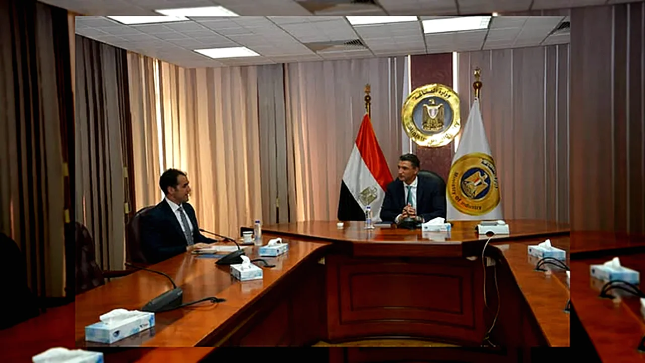 الغزل والنسيج والملابس لقاء وزير الصناعة مع مسؤولي شركة