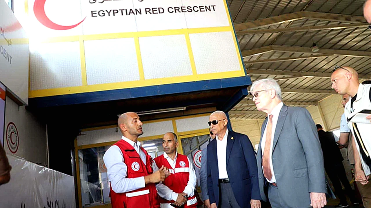 القائم بأعمال السفير الأمريكي يتفقد مخازن مساعدات غزة بالعريش