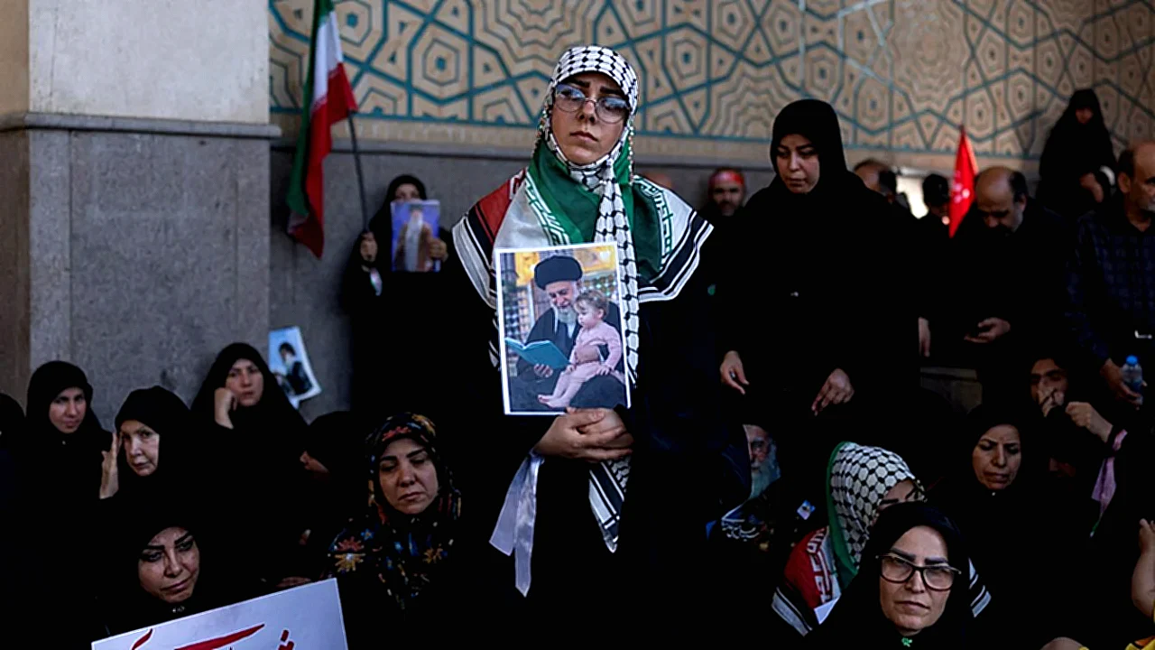 المشيعين يشاركون في حشود جنازة علي خامنئي في طهران