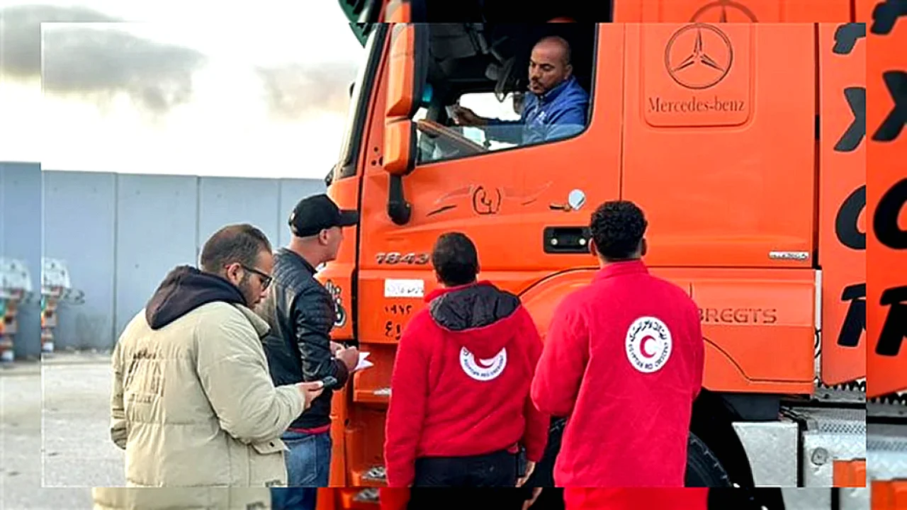 الهلال الأحمر يمد قافلة زاد العزة 185 محملة بالمساعدات