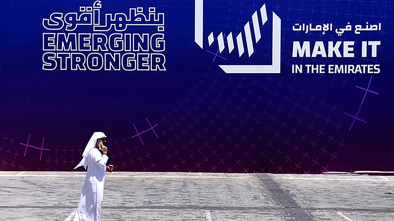 باحث إماراتي يصف لوحة إعلانية في أبوظبي مع طائرة تحلق في