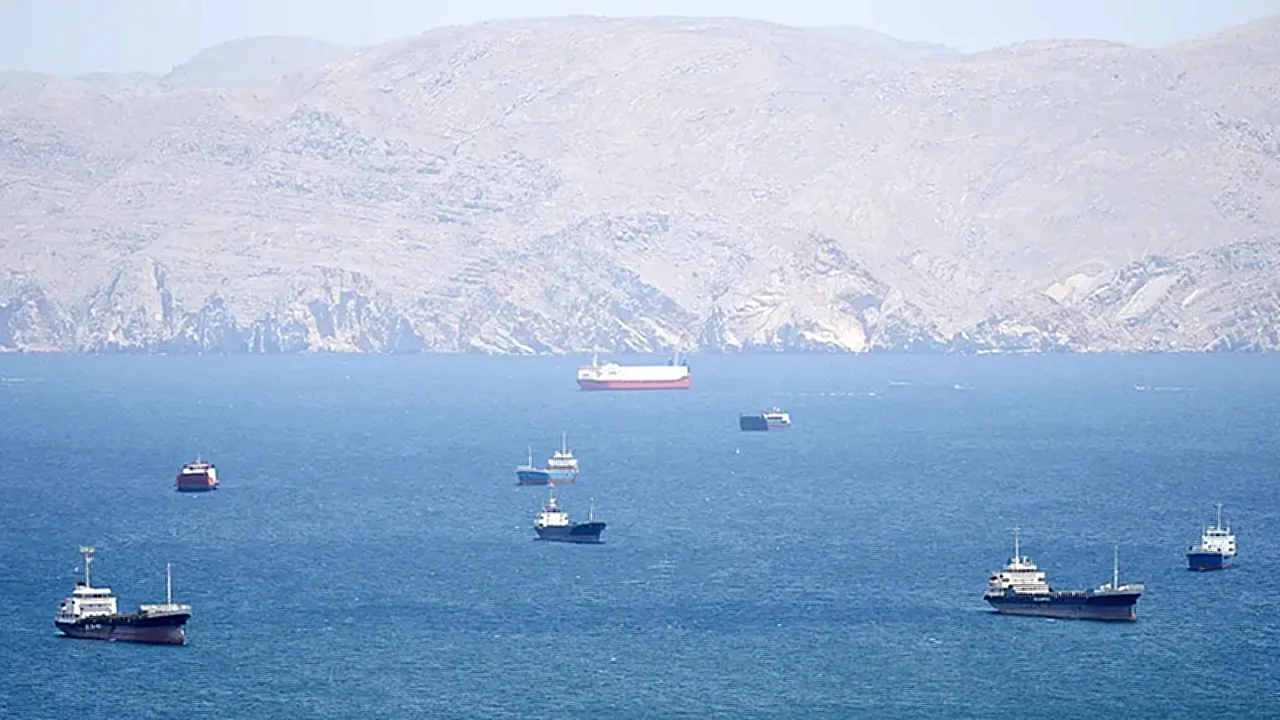 باكستان تترقب مقترحا سفن في مضيق هرمز تمر وسط توترات