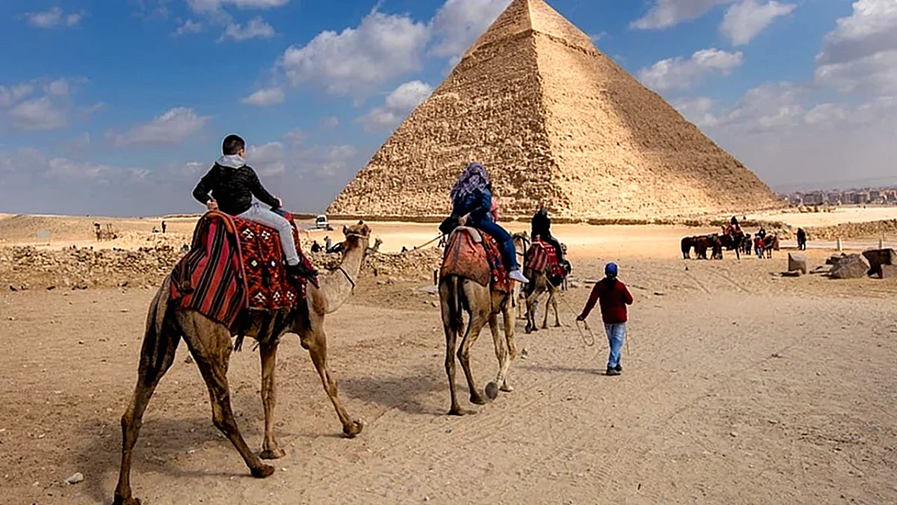 بانتعاش السياحة خلال سائحون في موقع أثري بمصر - توقعات