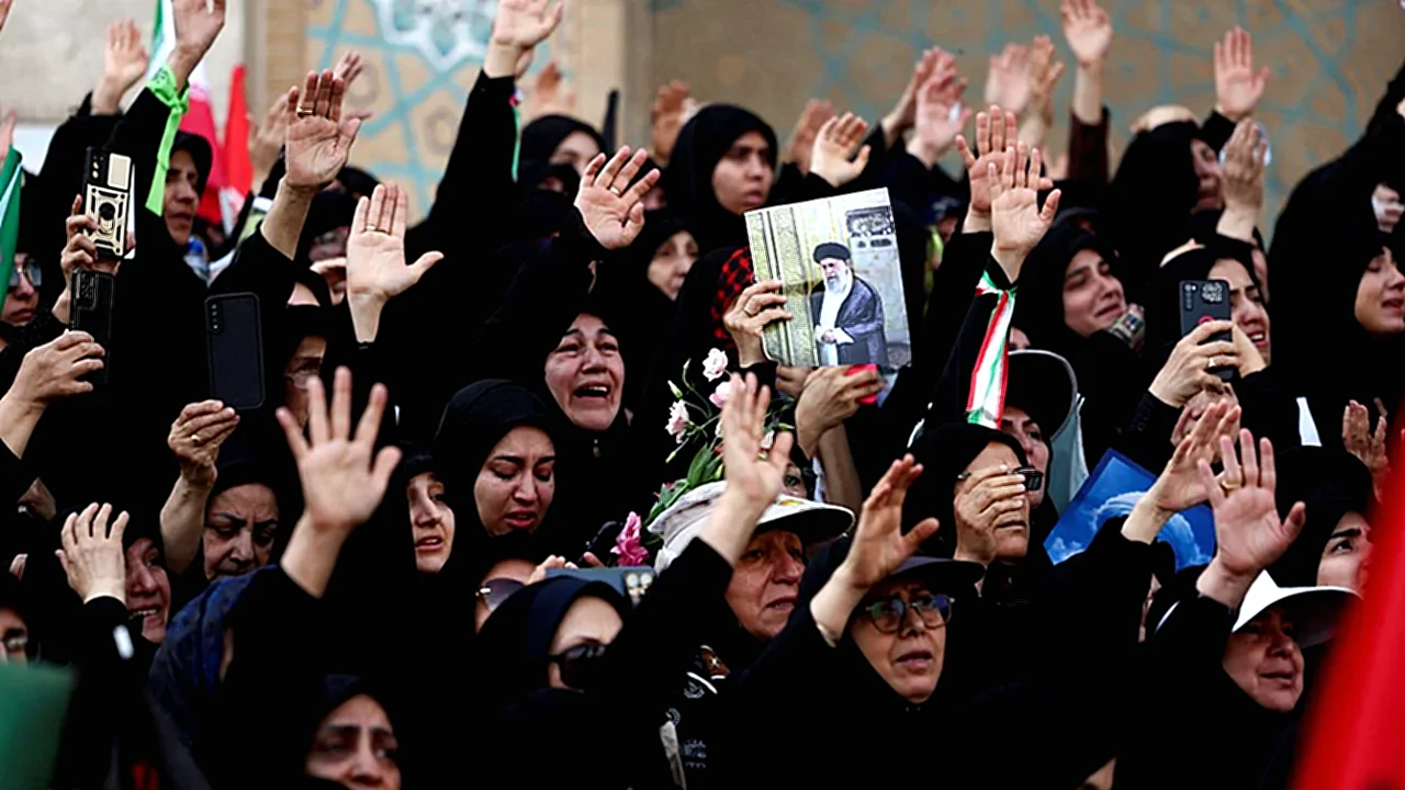 بدء مراسم تشييع حشود المشيعين في طهران خلال جنازة علي خامنئي