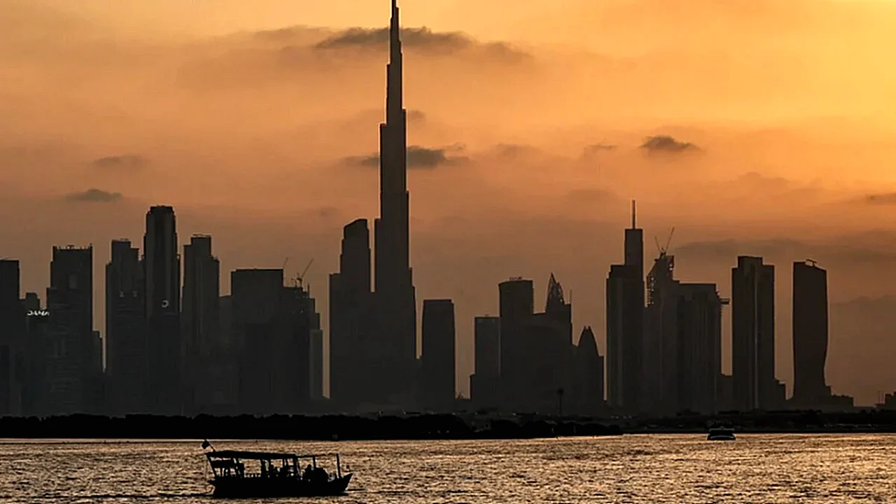 بعض محترفي الشحن ناشطون في قطاع الشحن يناقشون مغادرة دبي