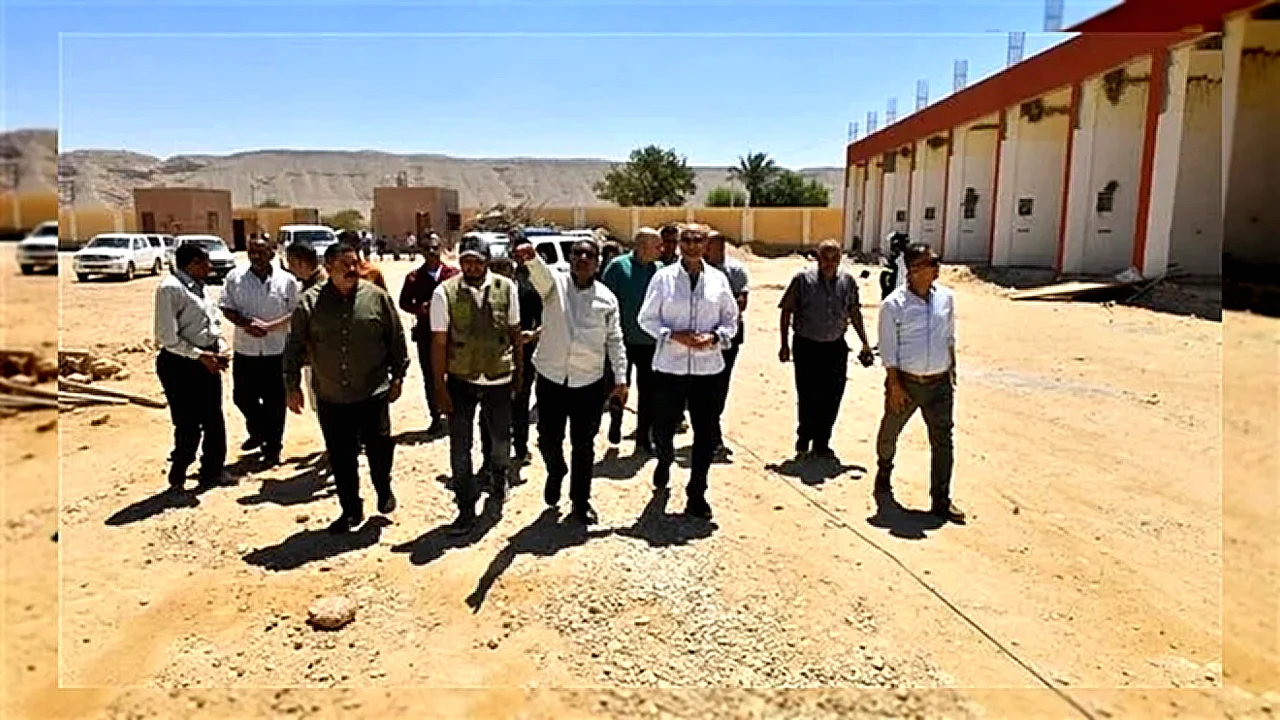 بقرية الكوم الأحمر محافظ أسيوط يتفقد المشروعات الخدمية