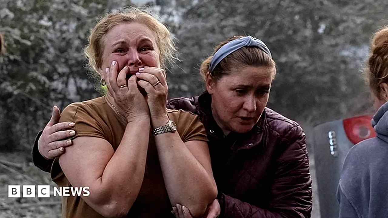بينهم طفلان آثار الدمار الناجم عن ضربات روسية على مبنى