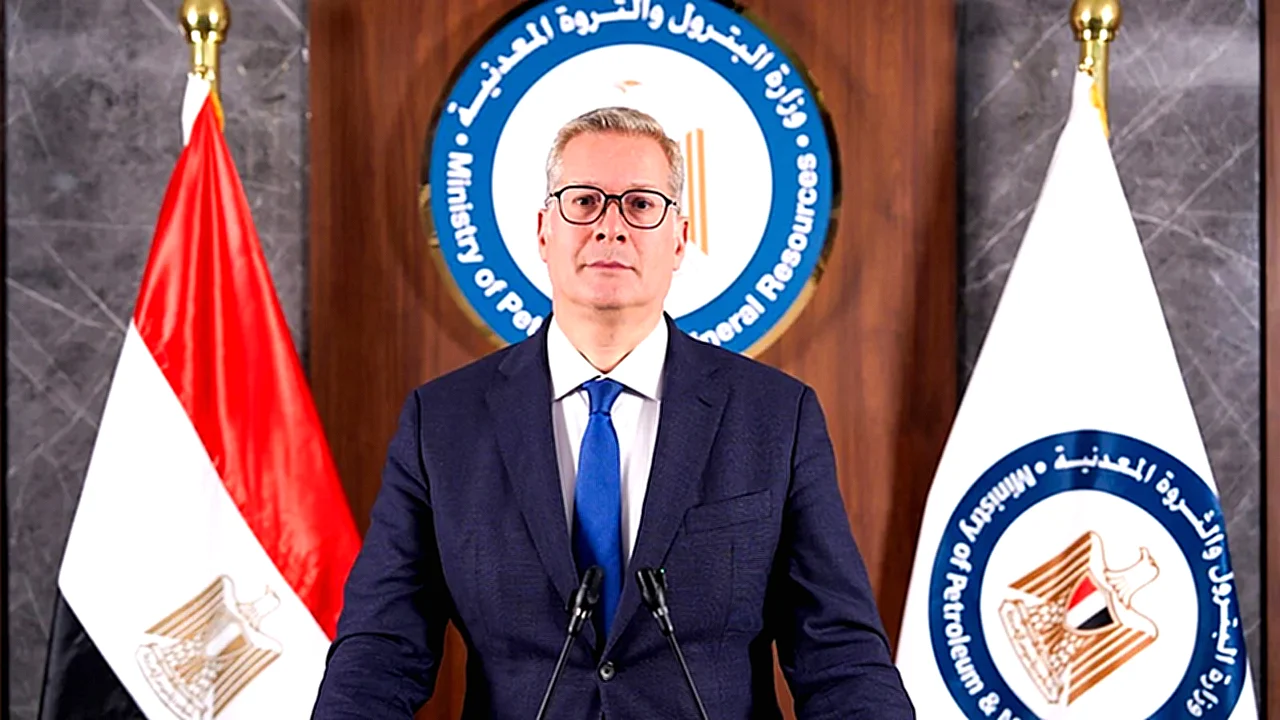 تأمين احتياجات السوق وزير البترول يتفقد مركز التحكم