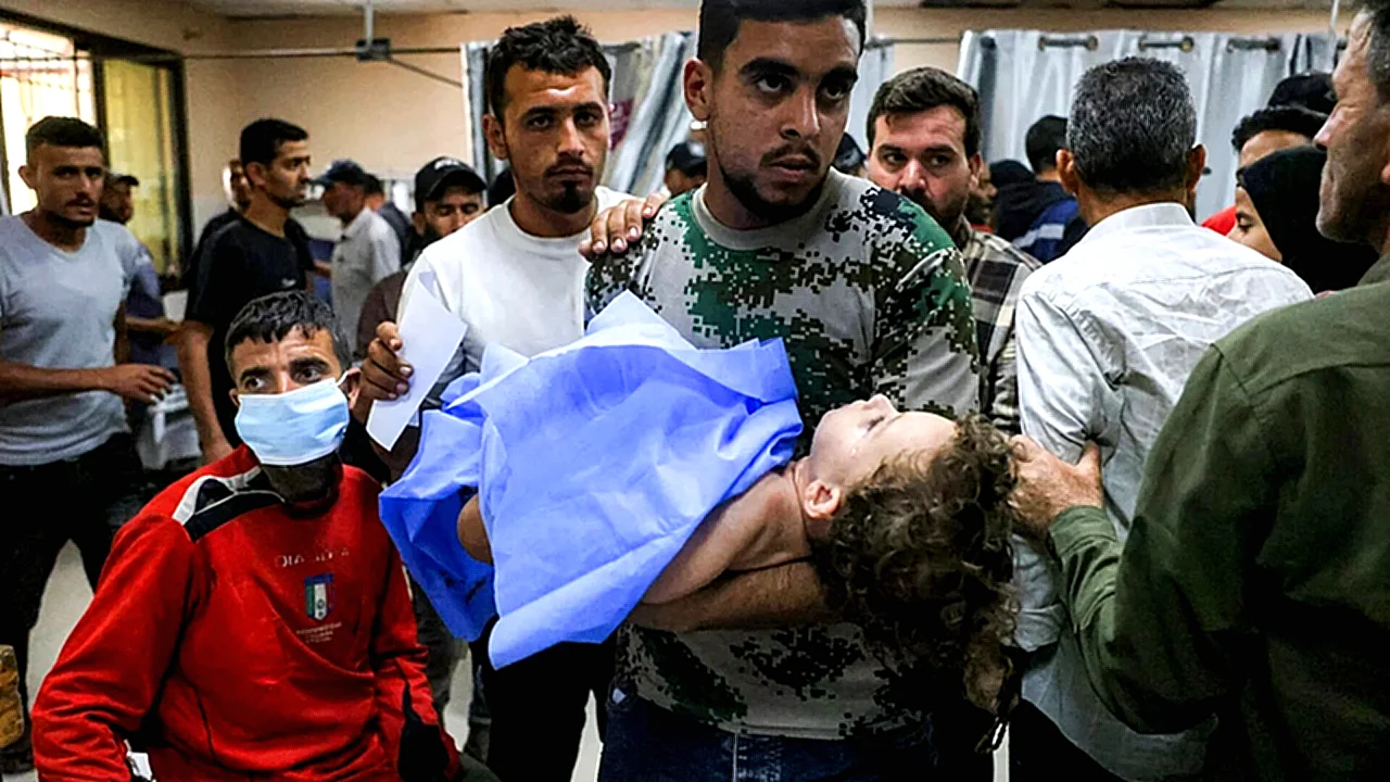 تحقيق أممي إسرائيل رجل يحمل طفلاً فلسطينياً مصاباً في