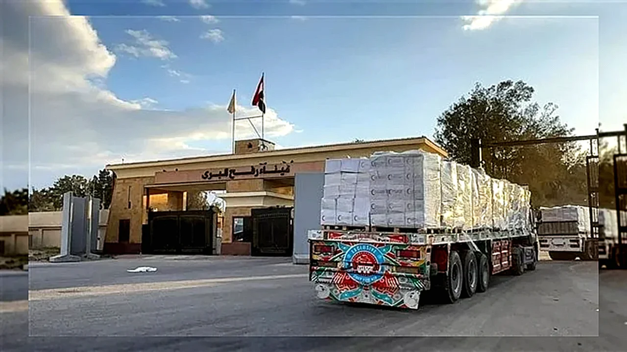 تحمل أكثر آلاف قافلة زاد العزة تنقل مساعدات إنسانية عبر