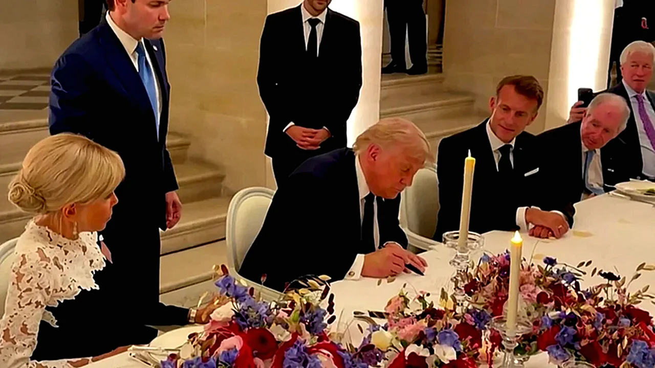 ترامب ورئيس إيران صورة توقيع اتفاق هدنة بين ترامب وبزشكيان
