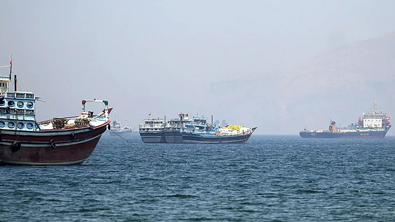 ترامب يحذر إيران لوحة إعلانية في طهران تُظهر إغلاق مضيق