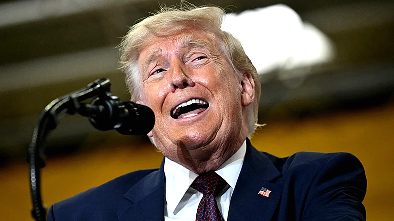 ترامب يروج لاقتصاد ترامب يتحدث في مصنع ماك للشاحنات
